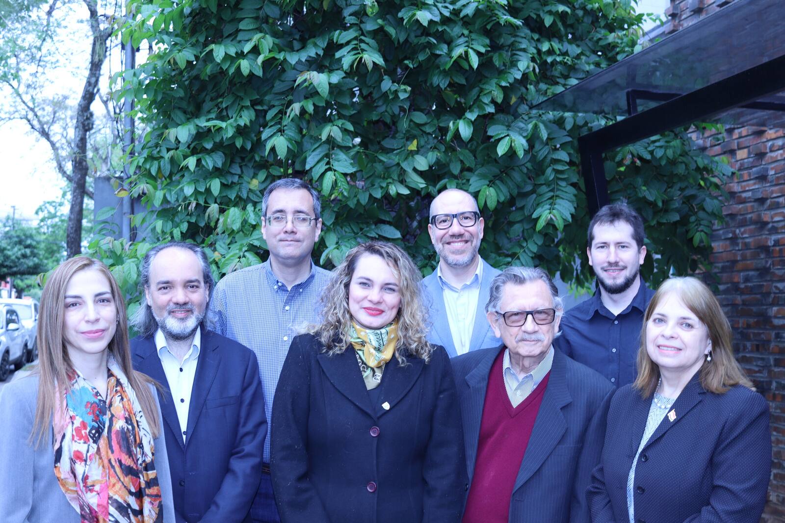 Integrantes de INDEX frente a la sede, en Asunción